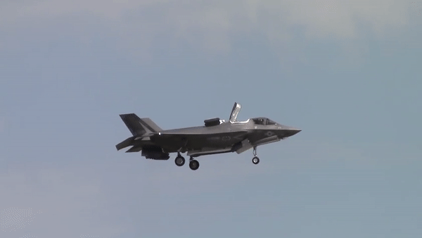 F-35 được trang bị một kho vũ khí phong phú, được bố trí bên trong thân nhằm tránh bộc lộ diện tích phản xạ radar.