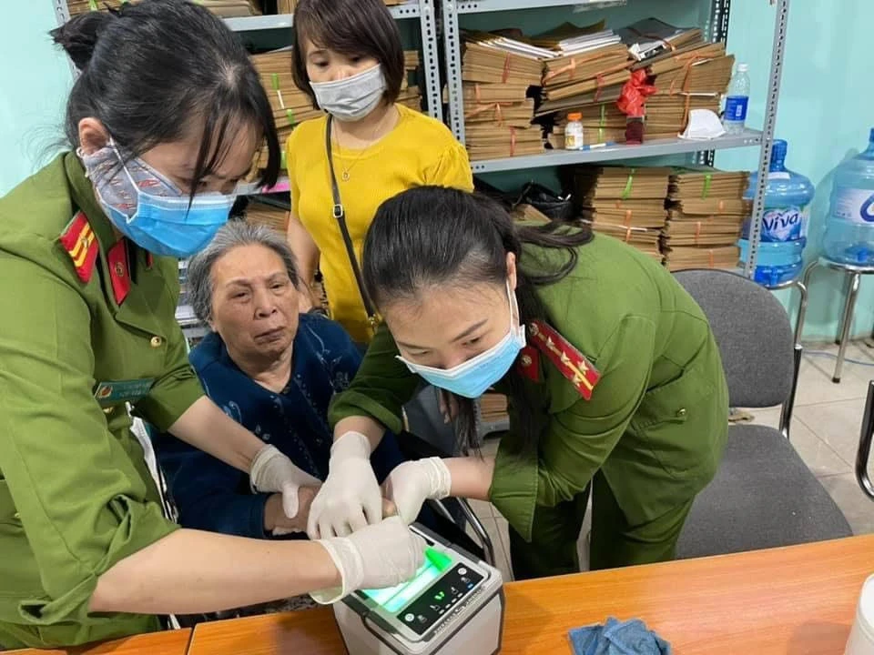 Hình ảnh chiến sĩ Công an giúp đỡ người dân làm căn cước công dân