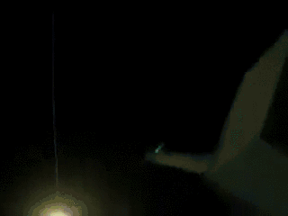 Cận cảnh một pha "sấy" của C-RAM nhắm vào các quả đạn pháo và rocket, nhiều tổ hợp C-RAM cùng tấn công một mục tiêu sẽ gia tăng tối đa khả năng đánh chặn và tỷ lệ đánh trúng đối phương. Nguồn ảnh: Gify.