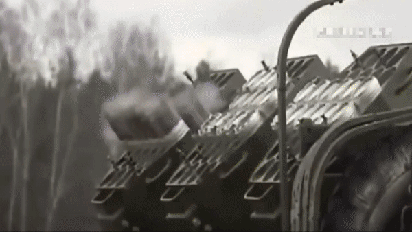 Hệ thống rải mìn từ xa Zemledeliye đặt trên xe địa hình KamAZ 8x8 bốn trục, giống hệ thống pháo phản lực phóng loạt.