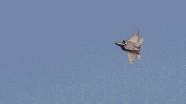 F-22 Mỹ chỉ có động cơ vector 2D nhưng nhào lộn không kém Su-57?