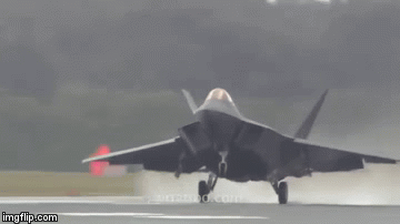 Xét về năng lực tàng hình, tiêm kích F-22 Raptor gây ấn tượng mạnh với độ phản hồi tín hiệu radar cực thấp khi chỉ vào khoảng 0,0001 mét. Trong khi đó, Su-57 có mặt cắt phản xạ tín hiệu radar lớn hơn rất nhiều, lên đến 0,5 mét ở bán cầu trước, và 0,1 mét ở các mặt còn lại.