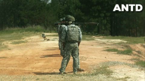 Không những thế, loại súng này có thể phá hủy công sự và bộ binh địch từ khoảng cách trên 300m.