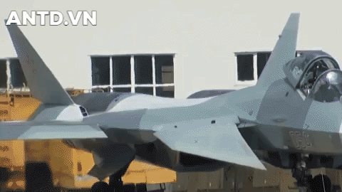 Căn cứ vào những tuyên bố của Nga cho thấy, tiêm kích tàng hình Su-57 đi vào hoạt động trong Không quân nước này vẫn chưa được trang bị Izdeliye 30. Được biết, động cơ Izdeliye 30 vượt trội hơn hẳn động cơ AL-41F.
