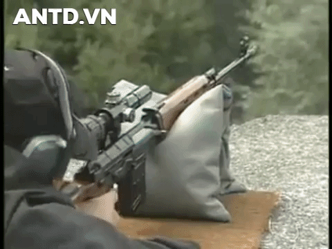 Cuộc chiến tranh lớn đầu tiên mà súng thử lửa chính là chiến tranh Việt Nam. Ngay khi được trang bị SVD, các đơn vị bắn tỉa của quân đội Việt Nam đã gây ra nhiều thiệt hại cho đối phương.