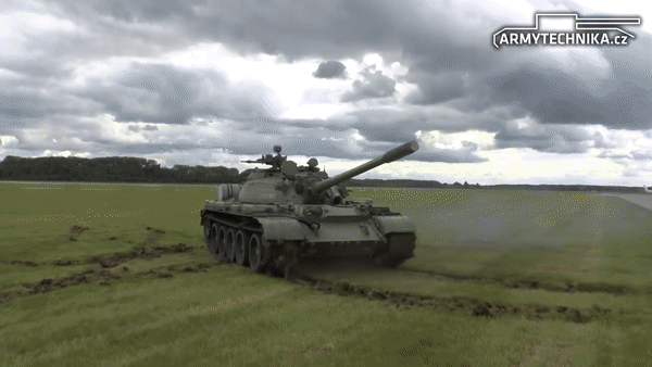 Nguyên mẫu T-54 đầu tiên được hoàn thành năm 1946 và được chế tạo lần đầu năm 1947.