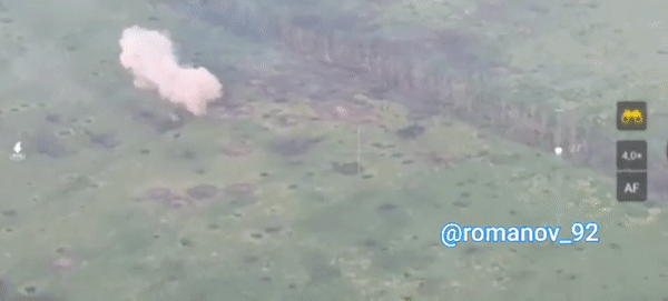 Một binh sĩ đối phương đã khai hỏa súng chống tăng, khiến chiếc T-54 phát nổ dữ dội và tạo ra luồng sóng xung kích quét qua toàn bộ khu vực xung quanh.