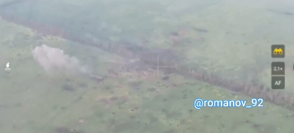 Tài khoản Intel Slava Z trên Telegram hôm 19/6 chia sẻ video từ máy bay không người lái (UAV), cho thấy khoảnh khắc lực lượng Nga sử dụng xe tăng T-54 tự sát để công phá phòng tuyến đối phương.