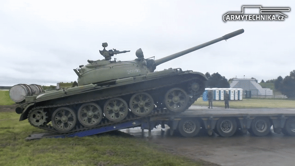 T-55 ra mắt vào năm 1958 và có đầy đủ mọi sự cải tiến của series T-54 mà không có khác biệt căn bản trong thiết kế và vẻ ngoài.