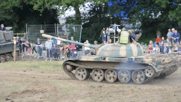 Sau một năm mở chiến dịch quân sự đặc biệt, lực lượng tăng thiết giáp Nga chịu không ít tổn thất, khó khăn trong việc sản xuất xe tăng mới, vì vậy Moscow đã bổ sung số lượng lớn các dòng xe tăng cũ hơn để bù đắp.