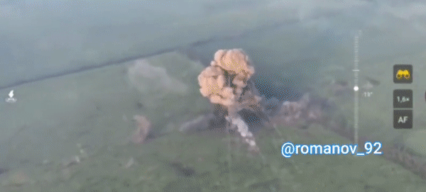 "Xe tăng lái tự sát được nhồi 6 tấn TNT và hướng đến vị trí của đối phương. Không may là nó vướng mìn và không tiếp cận được mục tiêu", tài khoản này viết.