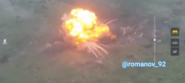 Trong video, xe tăng T-54 tiến thẳng về phía chiến hào ở bìa rừng, nhưng cán phải mìn và dừng lại cách đó khoảng 100 m.