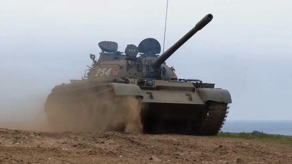 Xe tăng T-54/55 có thể lội qua độ sâu 1,4m mà không cần chuẩn bị trước, có thiết bị thông hơi cho phép nó vượt qua độ sâu lên đến 5,5m.