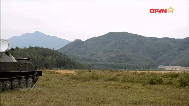 Cần nhắc lại nguyên mẫu đầu tiên của xe tăng lội nước hạng nhẹ PT-76 do Liên Xô sản xuất ra đời vào năm 1950, sau một số thử nghiệm và sửa đổi, nó chính thức gia nhập biên chế Quân đội Liên Xô vào năm 1951.