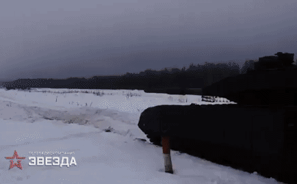 Thứ đến là giá thành chế tạo cao, đây cũng là điều dễ hiểu do T-14 là một thiết kế mới hoàn toàn, từ dáng dấp, hệ thống điện tử, vũ khí trang bị tới động cơ đều không kế thừa từ bất cứ dòng xe tăng nào trước đây.