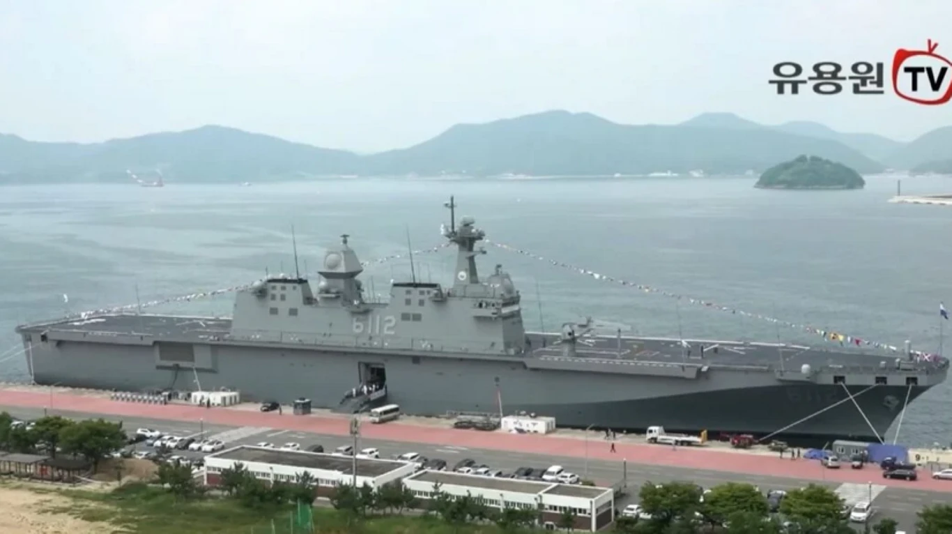 Cận cảnh sức mạnh tàu đổ bộ tấn công Hàn Quốc vừa nhập biên
