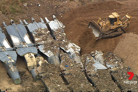 Để mua máy bay của Mỹ, Australia phải chịu những điều khoản ngặt nghèo về cách sử dụng, đưa vào bảo tàng bảo quản hay tháo dỡ. Phía Mỹ thậm chí bắt phải chôn những chiếc máy bay ném bom F-111 sau khi loại biên.