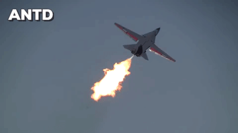 Australia đã mua những chiếc máy bay ném bom tầm thấp F-111C và F-111G đã qua sử dụng của Mỹ trong giai đoạn 1973-1992. Đến giai đoạn 2007 - 2010, loại máy bay này dần bị thải hồi và thay thế bằng những chiếc F/A-18F Super Hornet.