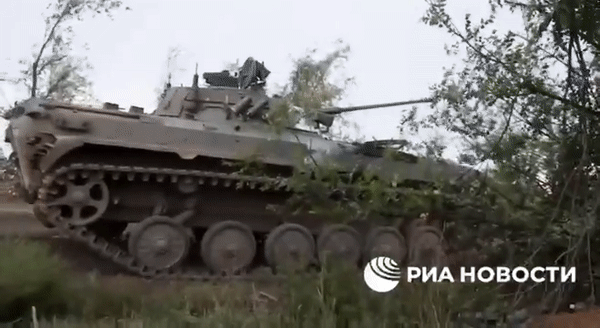 Video cho thấy các nhà thầu quân sự của Wagner dùng thiết giáp BMP-1 nã đạn về vị trí quân đội Ukraine, sau đó một xe tăng chạy ra cánh đồng và bắn vào khu vực này.