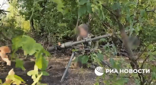 Sau đợt pháo kích bằng pháo phản lực TOS-1A, tổ xung kích của Wagner tiến công vị trí đối phương, các nhà thầu khác yểm trợ họ bằng súng không giật SPG-9.