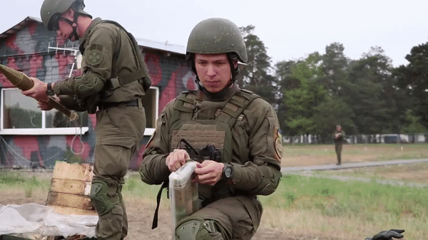  Súng phóng rocket vác vai chính xác (PSRL) là mẫu súng chống tăng do tập đoàn vũ khí Mỹ AirTronic phát triển từ nguyên mẫu RPG-7.