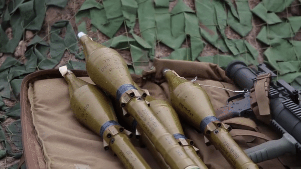 Các thanh ray picatinny được tích hợp trên thân súng để gắn phụ kiện chiến đấu cần thiết chẳng hạn như ống nhòm, báng...