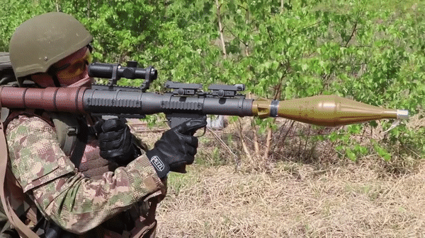 Thân súng được sử dụng vật liệu polymer cao phân tử giúp nhẹ hơn rất nhiều, khiến người lính dễ cơ động trên chiến trường.