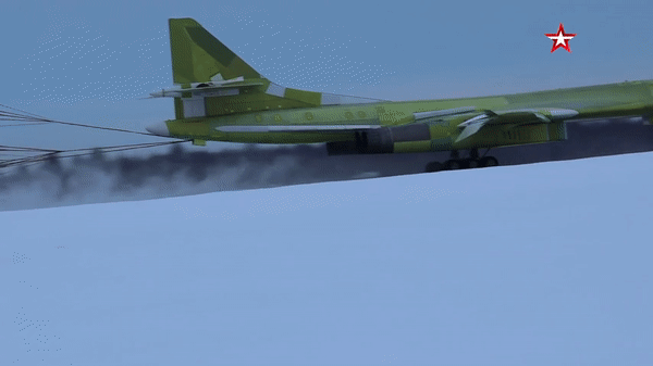 Chiếc Tu-160M này thực hiện chuyến bay thử đầu tiên hồi tháng 1/2022, lúc đó chúng vẫn đang mang màu xanh vàng của lớp sơn nền, chưa được sơn vỏ trắng do đang thử nghiệm.