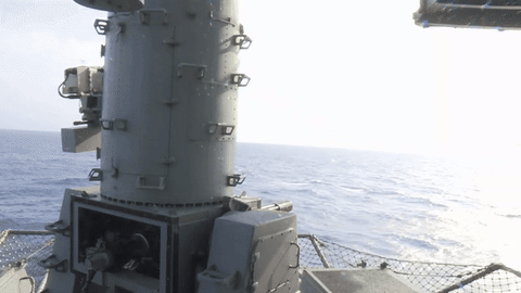 Ra đời từ thập niên 80 của thế kỷ trước, pháo cao tốc Phalanx được thiết kế để có thể tự động khai hỏa, mục tiêu của nó là các vật thể bay ở cự ly gần, bao gồm máy bay, tên lửa hành trình,... của đối phương.