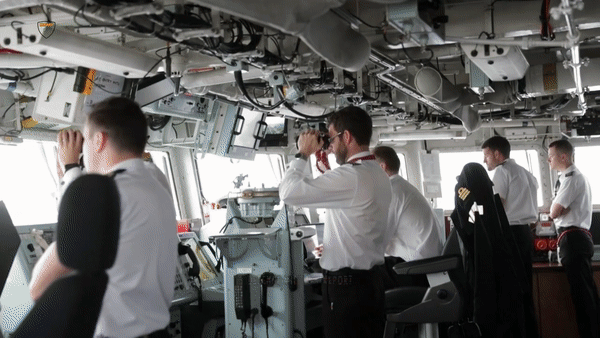 Giống với nhiều khinh hạm hộ vệ tên lửa khác, Type - 23 có độ giãn nước 4900 tấn, chiều dài tàu đạt 133 mét, lườn rộng nhất 16,1 mét và có mớm nước tối đa khi đầy tài là 7,3 mét.