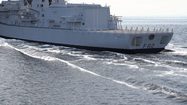 Hệ thống vũ khí trên tàu rất hiện đại với 32 ống phóng thẳng đứng có khả năng phóng được tên lửa Sea Wolf tầm phóng 10 km hoặc tên lửa Sea Ceptor tầm bắn 25 km.