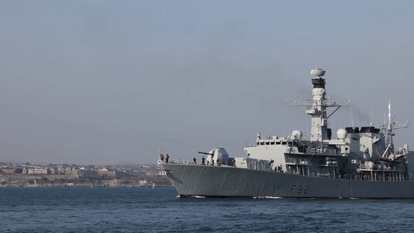 Hệ thống động cơ này cho phép HMS Somerset di chuyển với tốc độ tối đa 52 km/h.