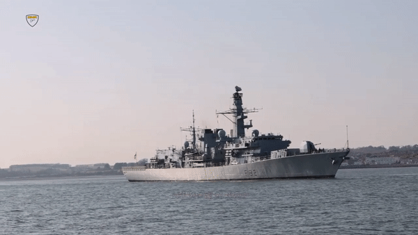 Ngoài ra còn có 2x4 ống phóng tên lửa Harpoon chống hạm kèm theo đó một khẩu hải pháo 115mm.