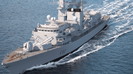 Tàu có số lượng thuỷ thủ đoàn 185 người, tuy nhiên có thể tăng lên tới 205 người khi cần thiết.