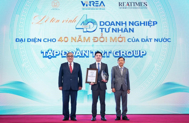 Phó Chủ tịch HĐQT T&T Group Đỗ Vinh Quang tại lễ vinh danh. 11.jpg