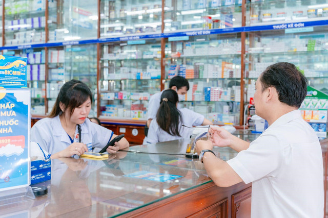 Với mạng lưới 2.222 nhà thuốc trải dài khắp các tỉnh thành, Long Châu giúp người dân dễ dàng tiếp cận sản phẩm chính hãng với mức giá hợp lý và thuận tiện ngay tại địa phương. 6.jpg