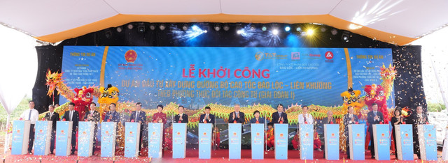 Phó Thủ tướng Thường trực Nguyễn Hoà Bình và các đại biểu thực hiện nghi thức khởi công dự án đầu tư xây dựng cao tốc Bảo Lộc – Liên Khương 44.jpg
