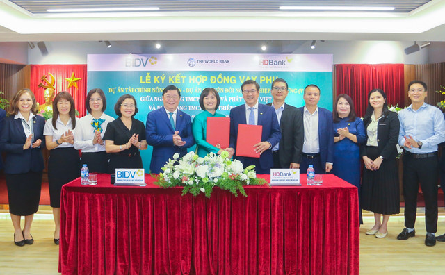 Lễ ký kết Hợp đồng Vay phụ giữa HDBank với BIDV triển khai các dự án từ nguồn vốn tín dụng TCNT 2-3 và VnSAT do Ngân hàng Thế giới (World Bank) tài trợ hdb1.jpg
