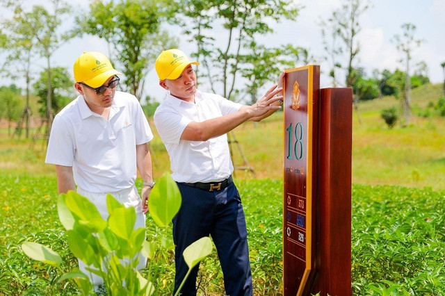 Nhà thiết kế Lê Thanh Hòa đã có buổi khảo sát thực tế để hiểu về câu chuyện văn hóa của Văn Lang Empire T&T Golf Club 222.jpg
