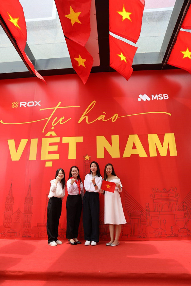 Với vị trí thuận lợi trên đường Nguyễn Chí Thanh, ROX Tower trở thành điểm dừng chân tự nhiên cho những ai di chuyển tới khu vực Liễu Giai - Kim Mã xem sơ luyện, tổng duyệt có thể dừng chân, lưu lại những khoảnh khắc đáng nhớ. 7.jpg