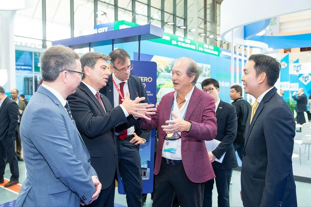 Chủ tịch FIATA Turgut Erkeskin cùng đại diện các hiệp hội, doanh nghiệp... hàng đầu thế giới tham quan gian trưng bày của Việt Nam SuperPort™ tại sự kiện. 011.jpg