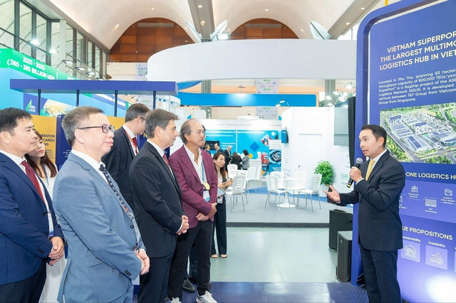 Tiến sĩ Yap Kwong Weng, CEO Việt Nam SuperPort™ giới thiệu về Kho hàng không kéo dài tại sự kiện. 022.jpg