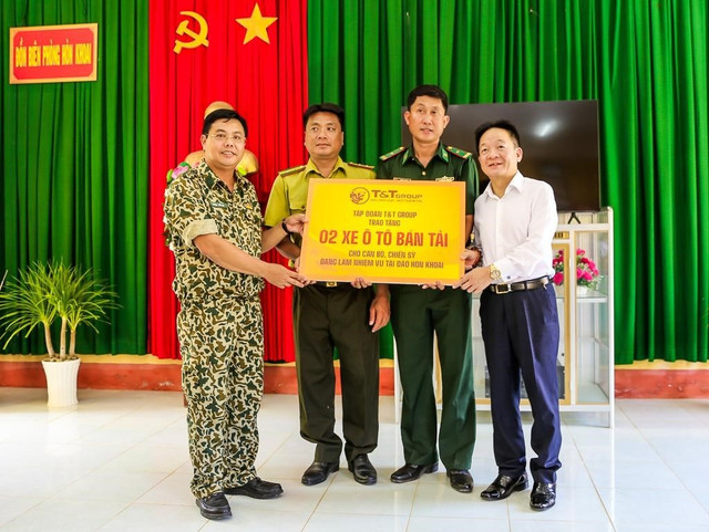 Lãnh đạo tỉnh Cà Mau và lãnh đạo Tập đoàn T&T Group tặng quà cho cán bộ chiến sỹ các lực lượng đang làm nhiệm vụ trên đảo Hòn Khoai năm 2021. 5.jpg