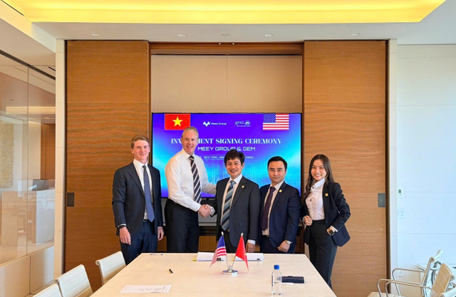 (Ông Chris F. Brown – Giám đốc GEM (áo trắng) và ông Hoàng Mai Chung – Chủ tịch HĐQT Meey Group tại lễ ký kết) 44.jpg