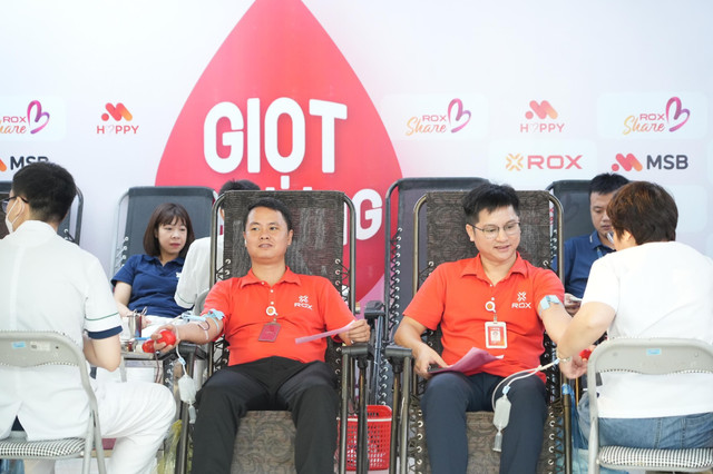 Cán bộ nhân viên ROX Group cùng nhau tham gia hiến máu, lan tỏa yêu thương và ‘trách nhiệm chủ động’ với cộng đồng. 03.jpg