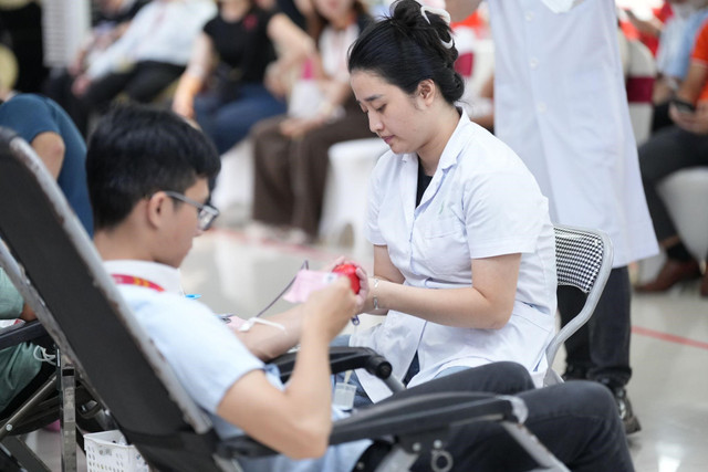 Đội ngũ bác sĩ, nhân viên y tế bệnh viện Việt Đức đồng hành cùng Giọt thương 2025 để đảm bảo an toàn và hiệu quả cho từng đơn vị máu. 02.jpg