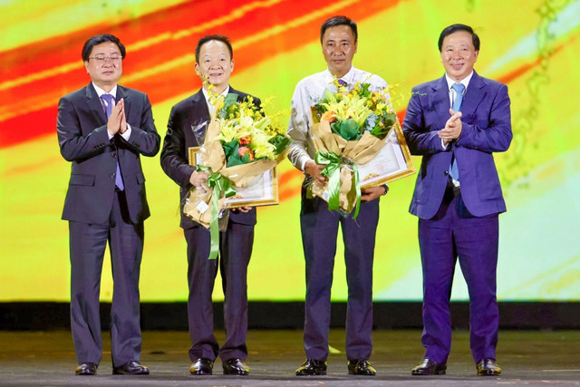 Chủ tịch Ủy ban nhân dân tỉnh Tây Ninh đã trao tặng bằng khen cho Tập đoàn T&T và cá nhân doanh nhân Đỗ Quang Hiển, Nhà sáng lập, Chủ tịch điều hành Tập đoàn T&T Group vì những đóng góp tích cực cho sự phát triển kinh tế xã hội của địa phương. z1.jpg