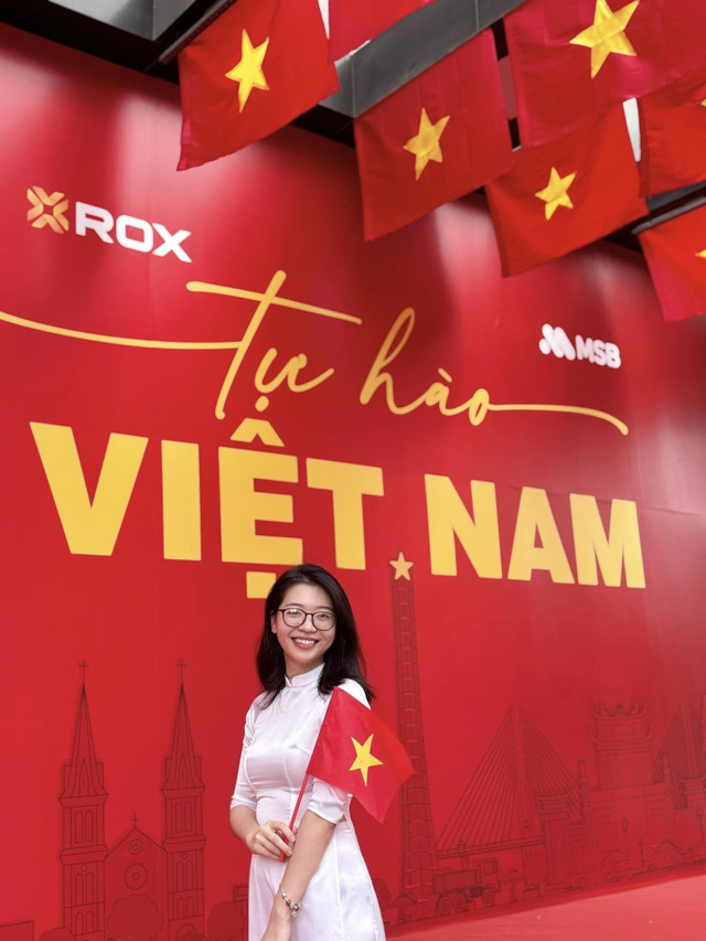 “Bức tường yêu nước” đỏ rực với ngôi sao vàng năm cánh, dòng chữ “Tự hào Việt Nam” và hàng trăm lá cờ tung bay, trở thành phông nền check-in biểu tượng tại ROX Tower. 1.jpg
