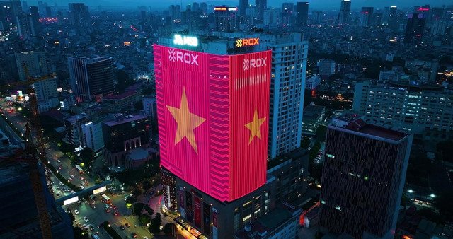 Trong đêm, ROX Tower nổi bật giữa lòng Hà Nội với màn hình LED cỡ lớn hiển thị lá cờ đỏ sao vàng, vừa là điểm nhấn thị giác vừa truyền cảm hứng yêu nước trong dịp kỷ niệm ngày lễ trọng đại của dân tộc. 10.jpg