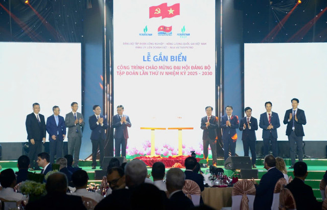 Lễ đón dòng dầu đầu tiên từ mỏ Kình Ngư Trắng - Kình Ngư Trắng Nam anh-1-3.jpg